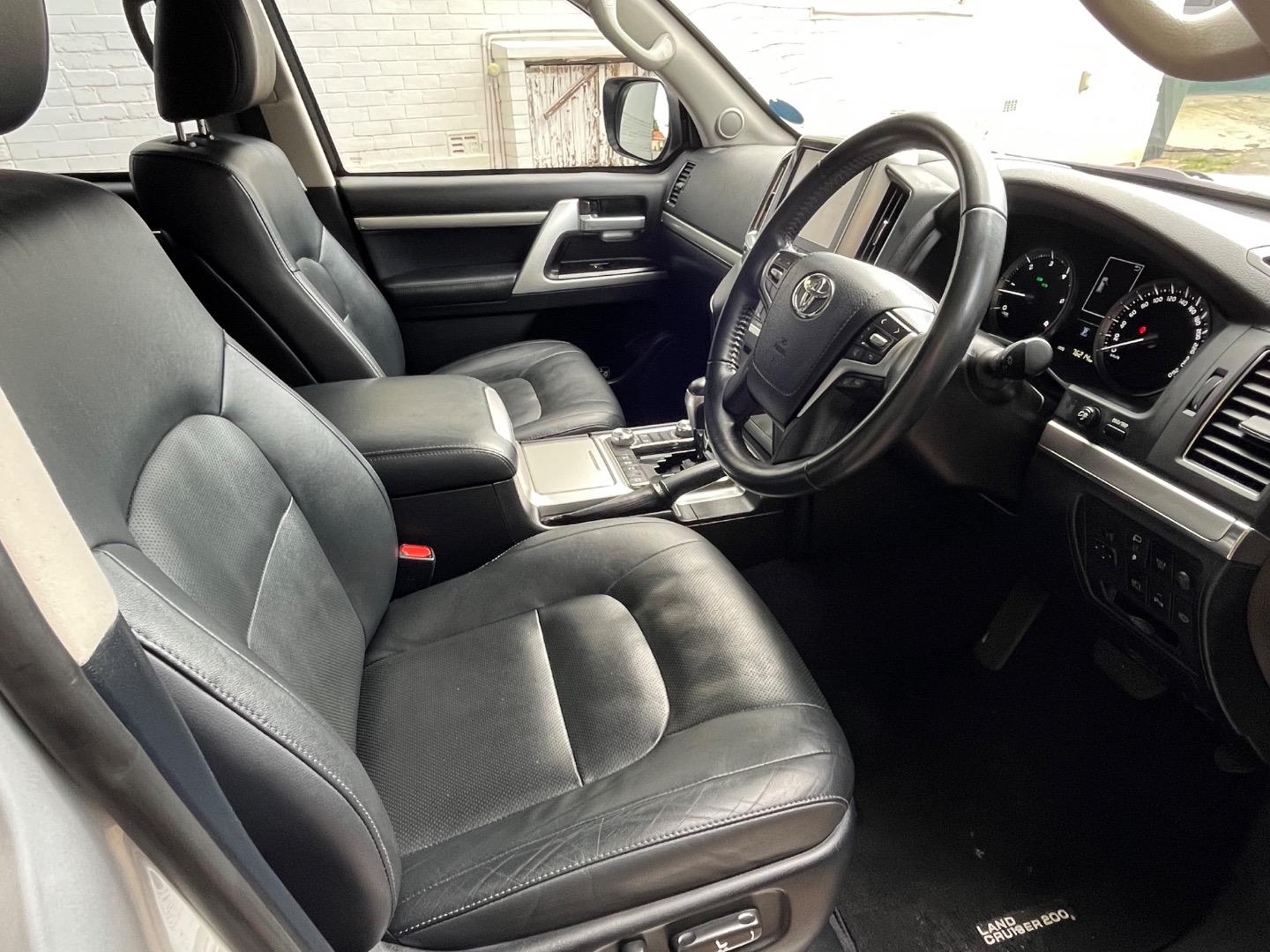 Toyota Land Cruiser 200 4.5D-4D V8 VX-R