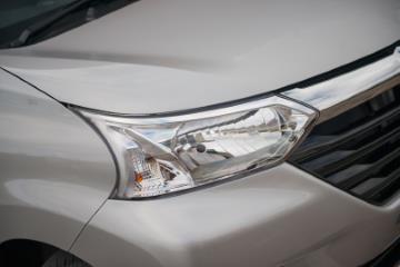 How to replace a headlight bulb on a Toyota Avanza.