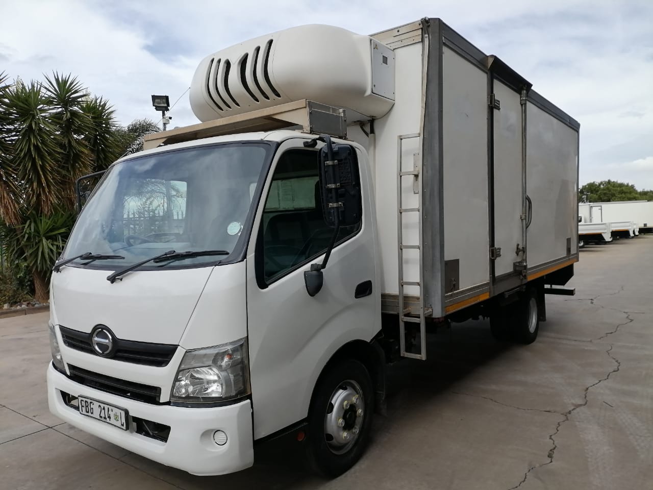 2018 Hino 300 Series 915 F/C REEFER FRIDGE TRUCK for sale