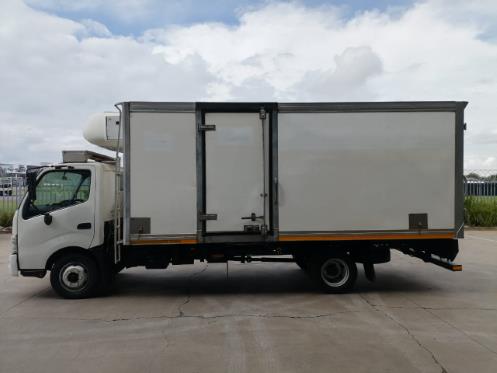 2018 Hino 300 Series 915 F/C REEFER FRIDGE TRUCK for sale