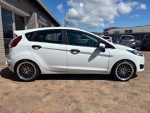 Ford Fiesta 5-door 1.4 Ambiente Carnections
