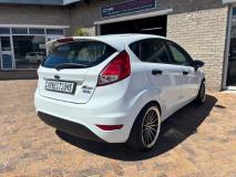Ford Fiesta 5-door 1.4 Ambiente Carnections