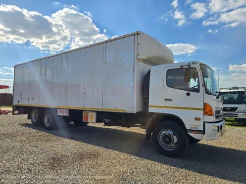 2014 Hino 500 Series 1626, 6x2, MANUAL, FITTED WITH 9.300 METRE LONG VOLUME BODY +/-638 000KM's for sale