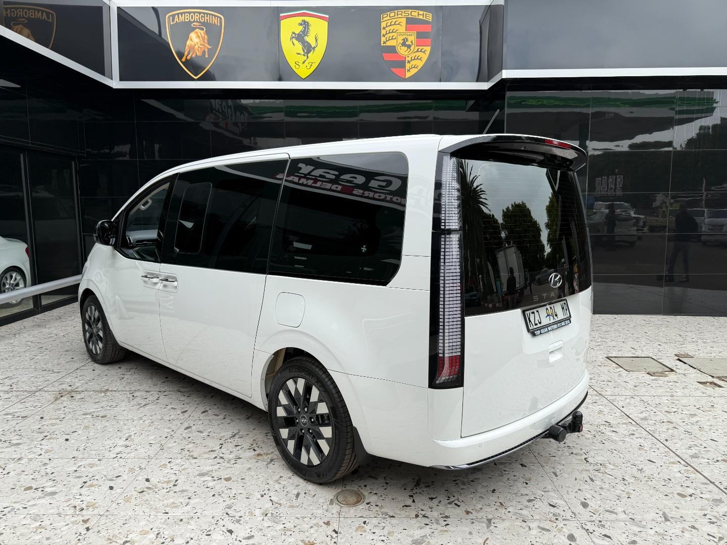 Hyundai Staria 2.2D Luxury 9-seater Top Gear Motors