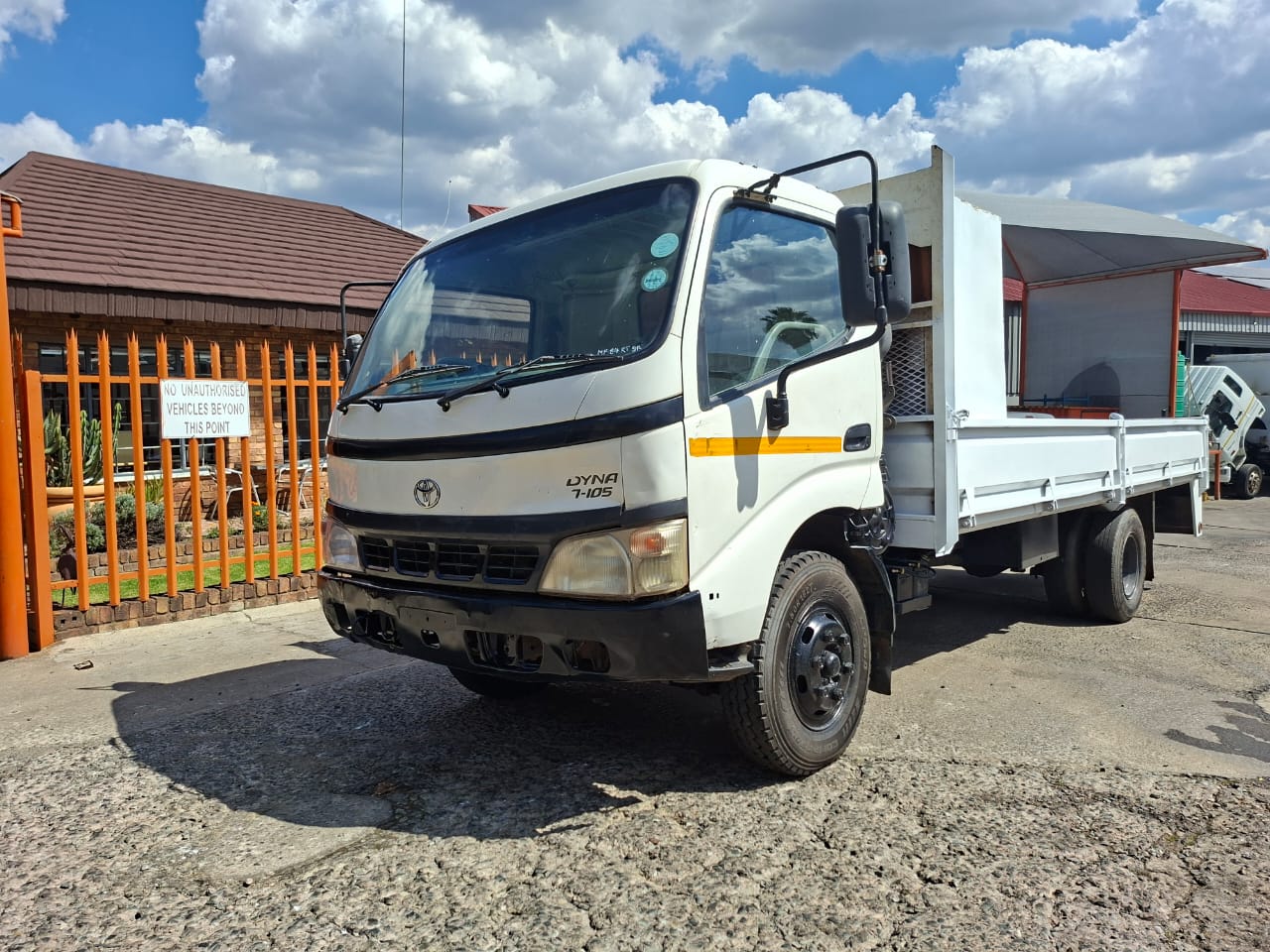 Toyota DYNA 7 105 4.5 TON A-Z Small Movers