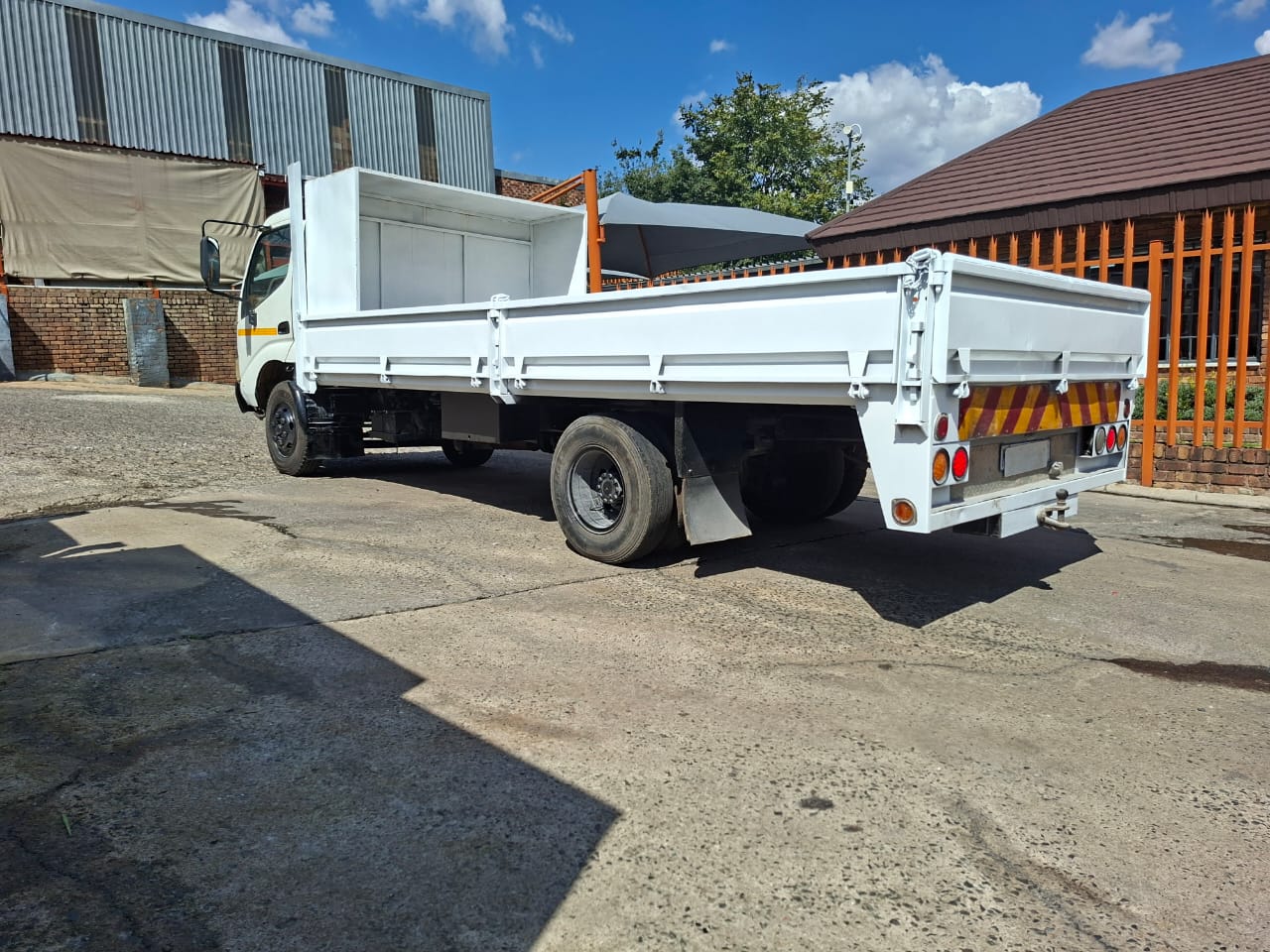 Toyota DYNA 7 105 4.5 TON A-Z Small Movers