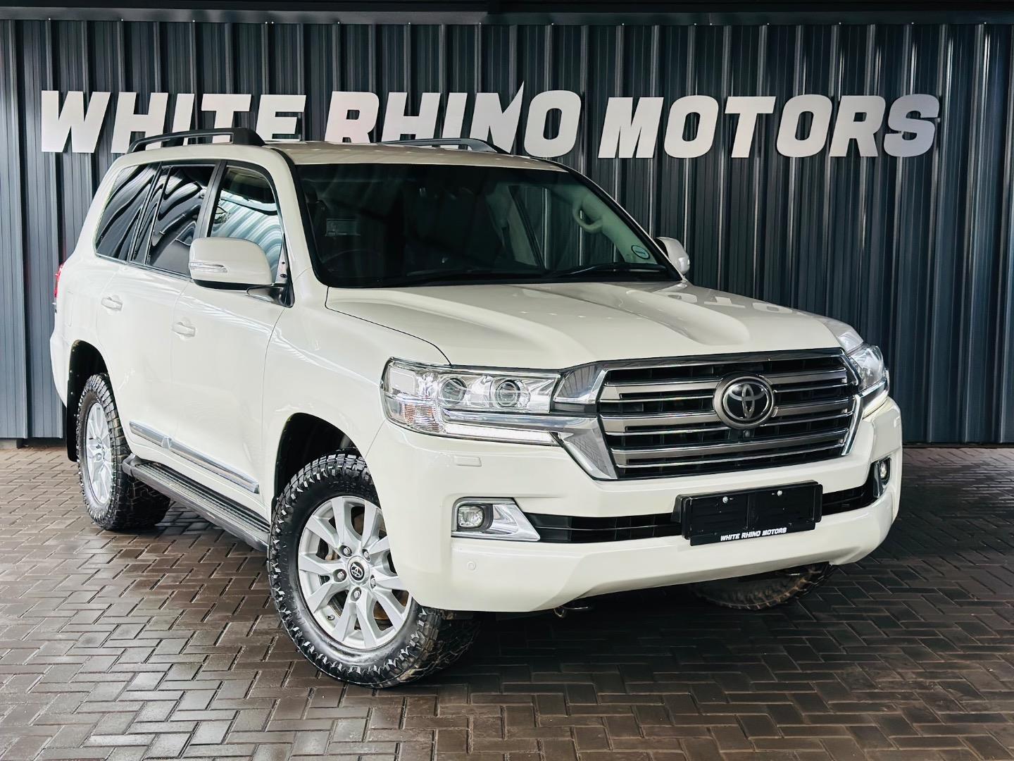 Toyota Land Cruiser 200 4.5D-4D V8 VX White Rhino Motors