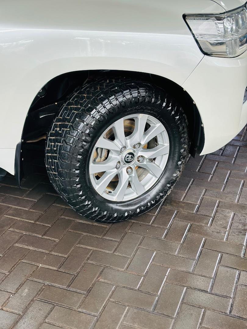 Toyota Land Cruiser 200 4.5D-4D V8 VX White Rhino Motors