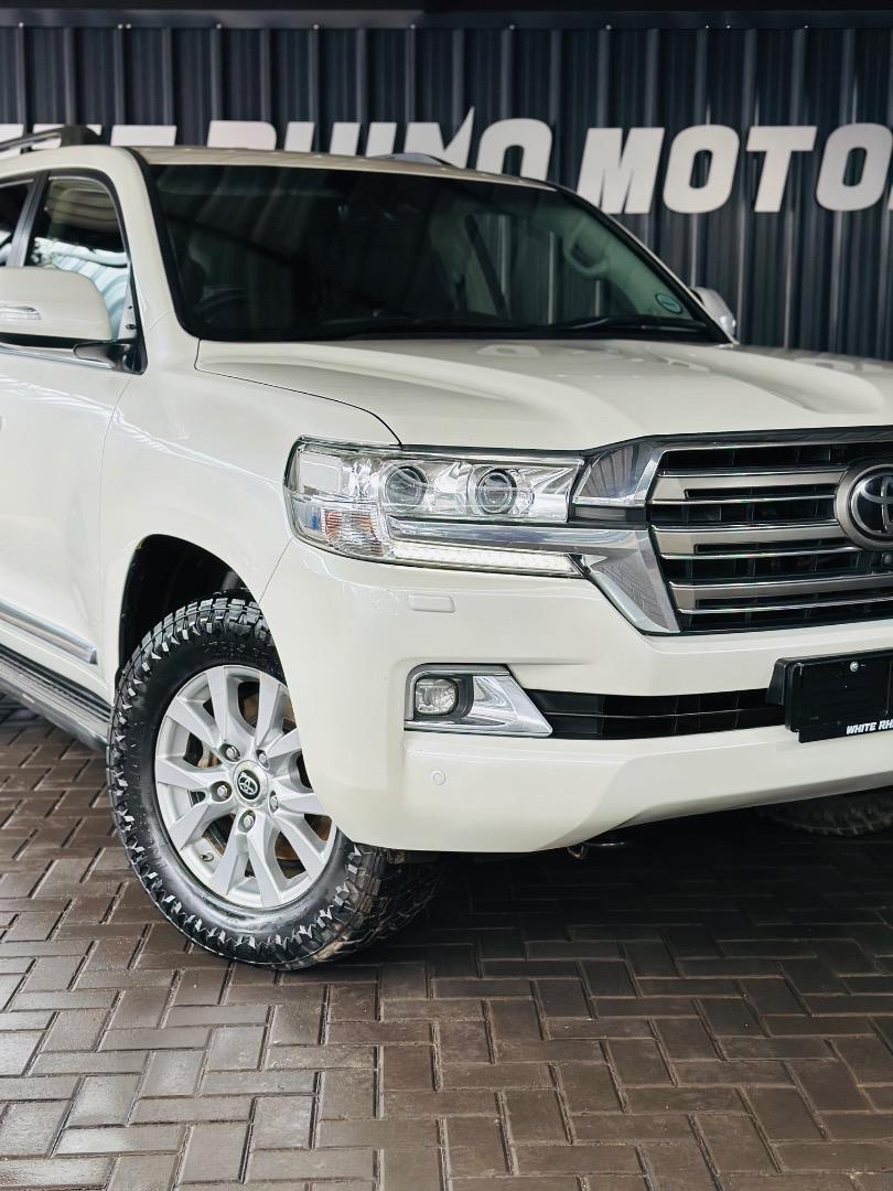 Toyota Land Cruiser 200 4.5D-4D V8 VX White Rhino Motors