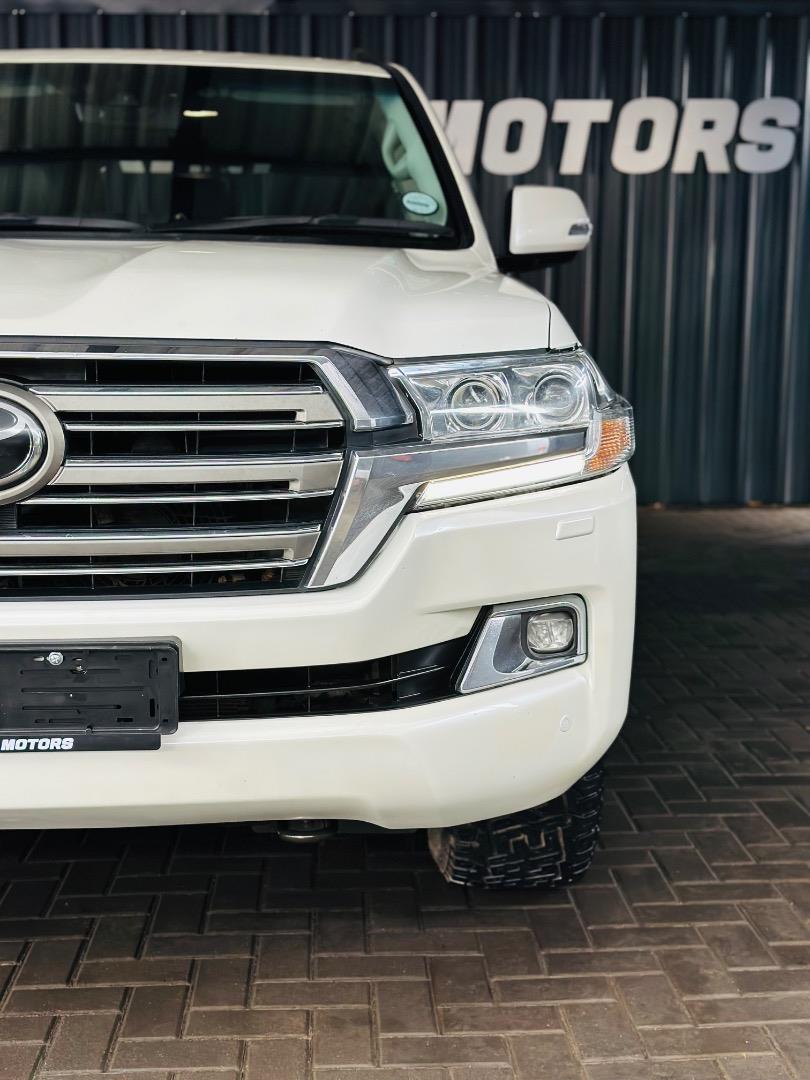 Toyota Land Cruiser 200 4.5D-4D V8 VX White Rhino Motors