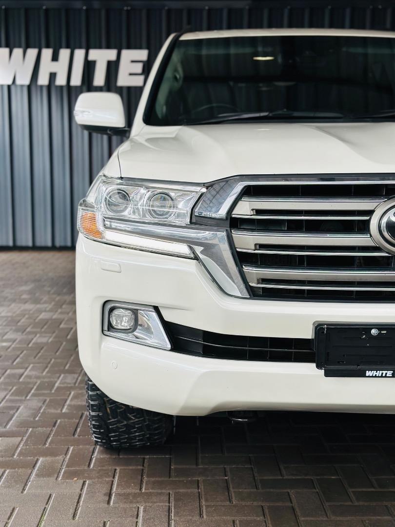 Toyota Land Cruiser 200 4.5D-4D V8 VX White Rhino Motors