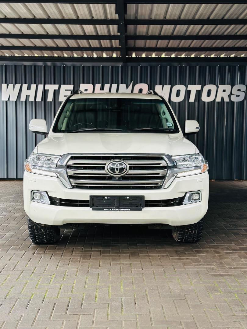 Toyota Land Cruiser 200 4.5D-4D V8 VX White Rhino Motors