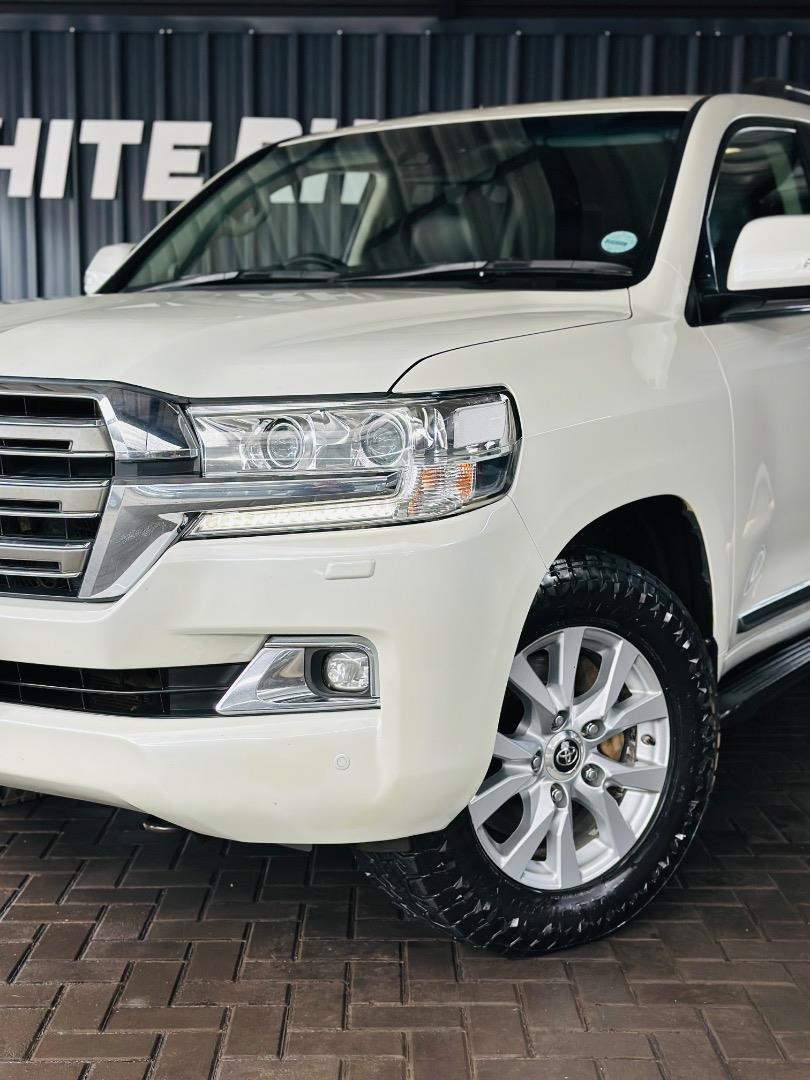 Toyota Land Cruiser 200 4.5D-4D V8 VX White Rhino Motors
