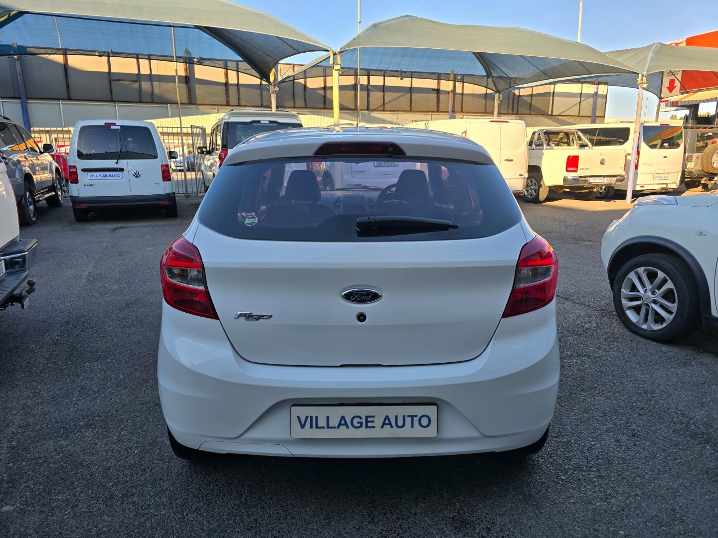 Ford Figo Hatch 1.5 Ambiente Village Auto