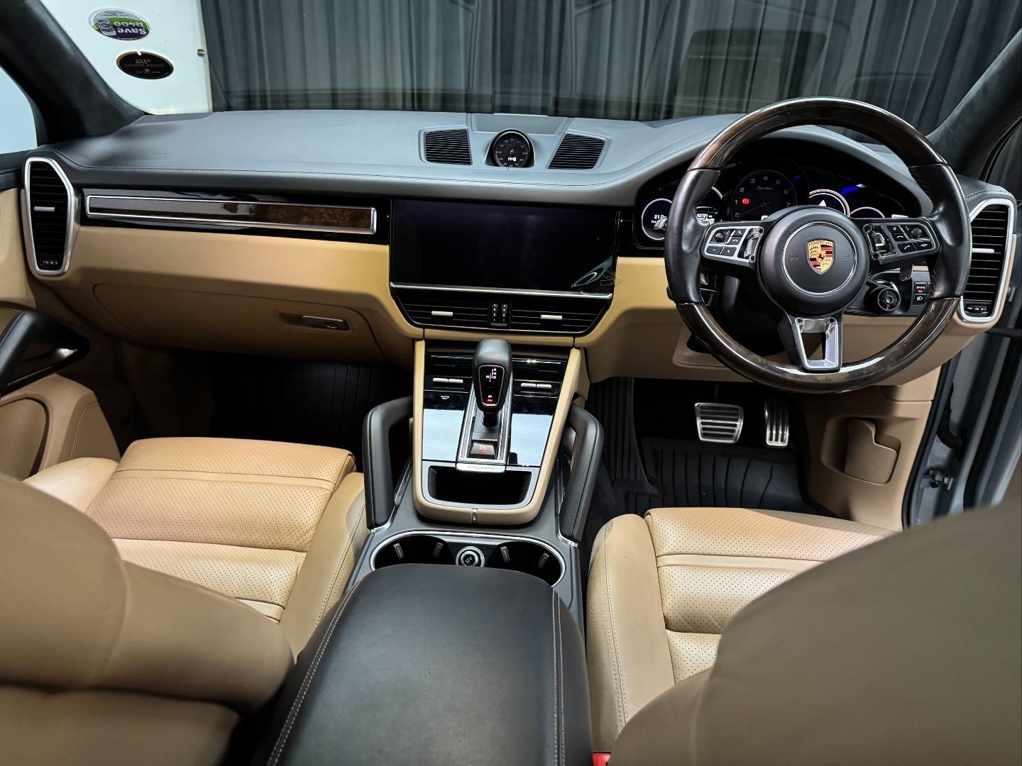 Porsche Cayenne Turbo Motor Pride