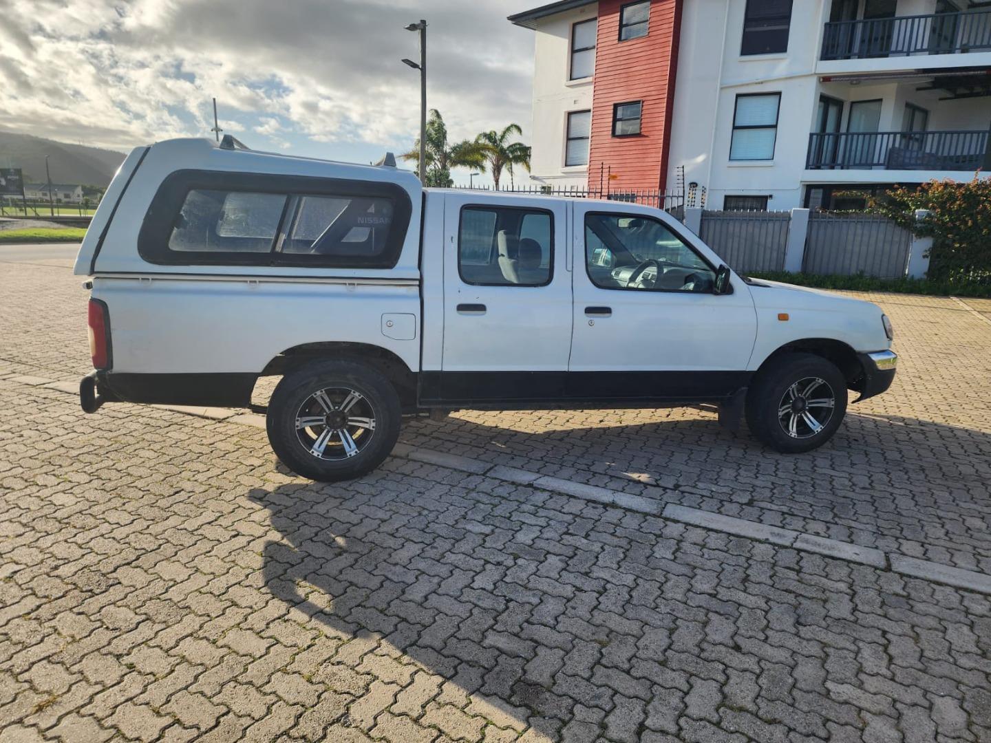 Nissan Hardbody 2.4i SL Amazen Auto