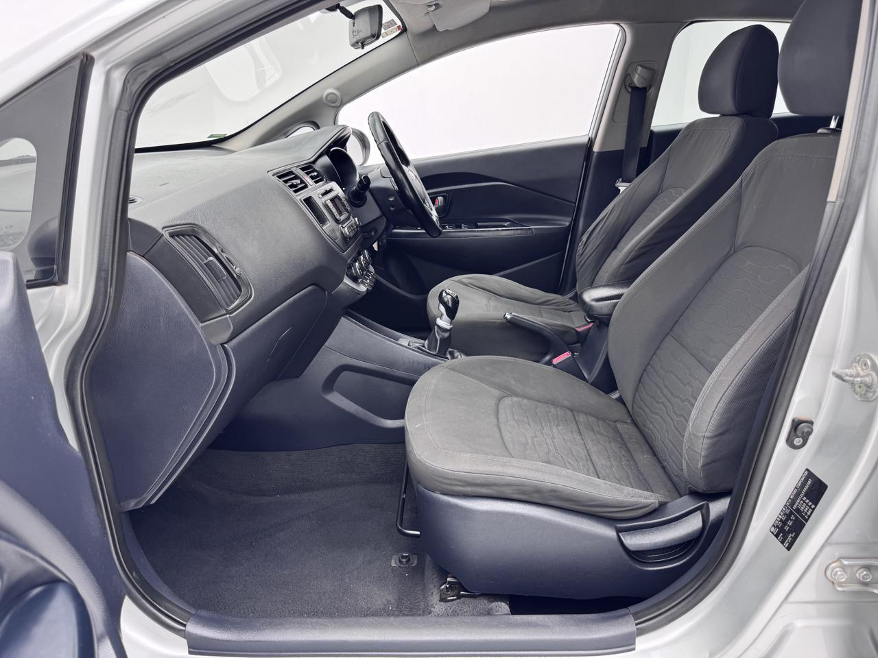 Kia Rio Hatch 1.4 EBK Diagonal Street