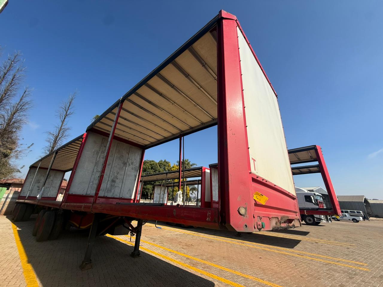 Henred Freuhauf SUPER LINK Tautliner Pomona Road Truck Sales