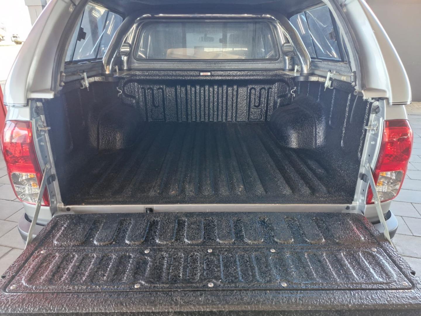 Toyota Hilux 4.0 V6 Double Cab Raider Highway Motors Klerksdorp (Pty) Ltd 1