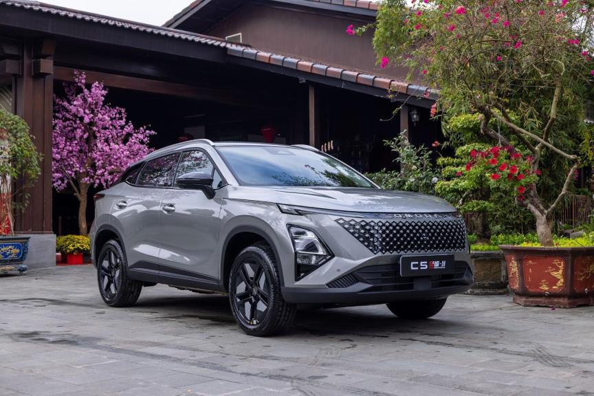 Omoda C5 SHS Hybrid crossover SUV, front three-quarter view detailing the matrix grille.