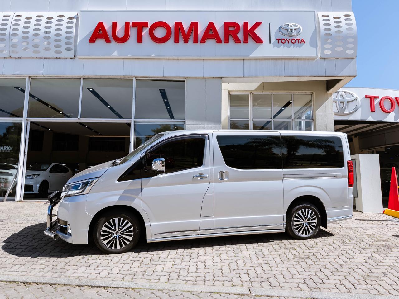 Toyota Quantum 2.8 LWB Bus 6-seater VX Premium for sale in