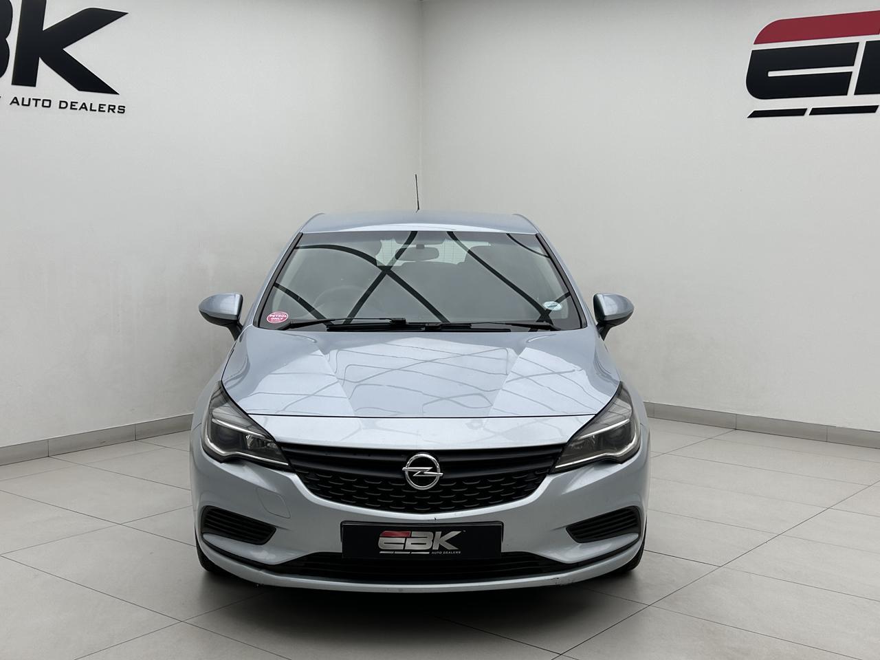Opel Astra Hatch 1.0T EBK Main Street