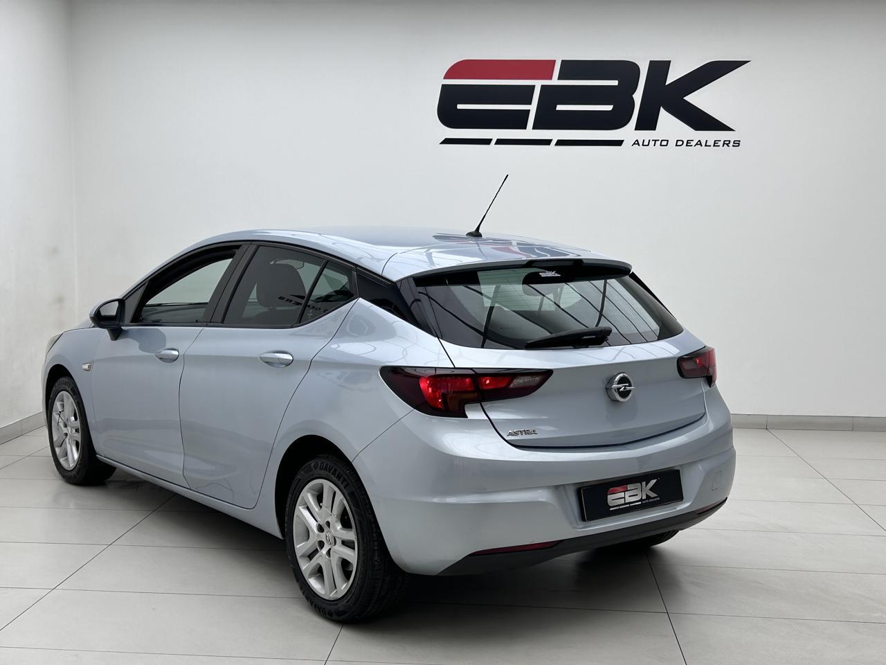Opel Astra Hatch 1.0T EBK Main Street