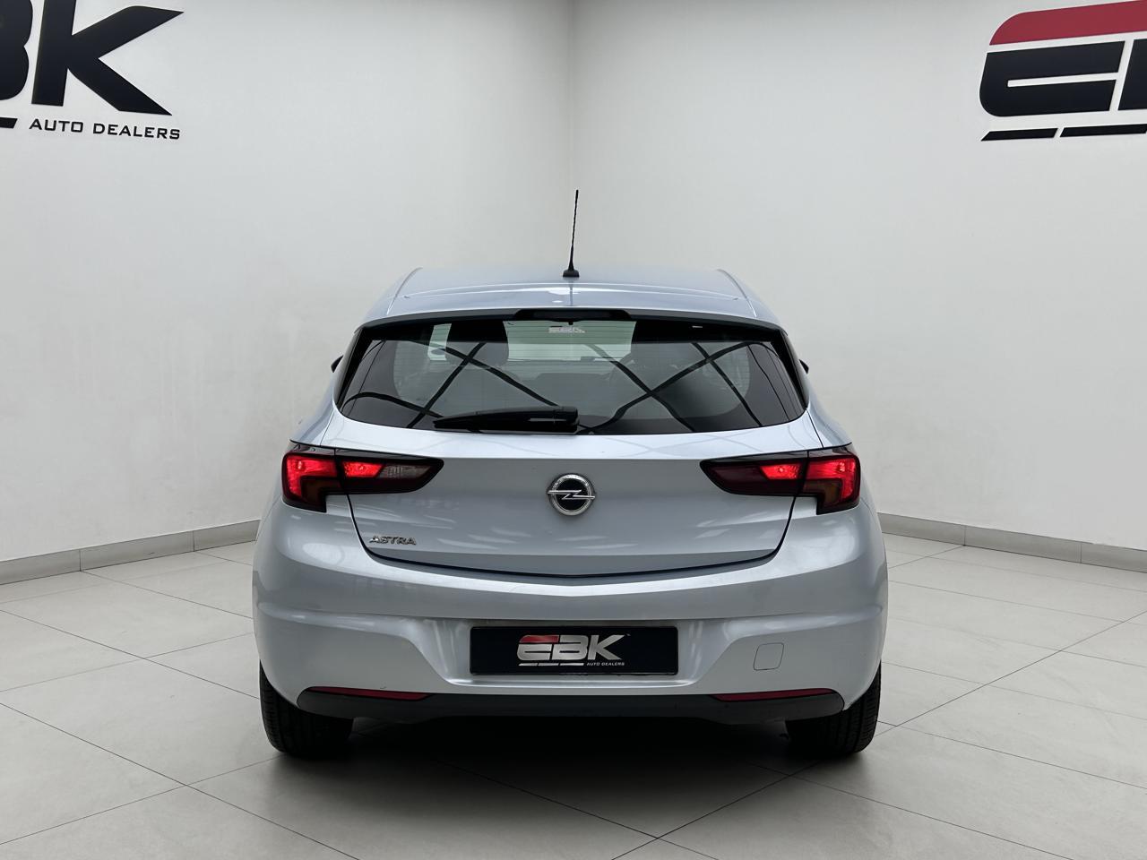 Opel Astra Hatch 1.0T EBK Main Street