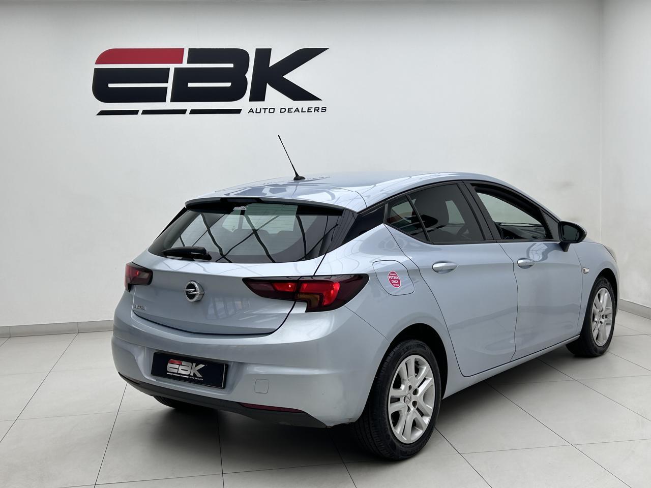 Opel Astra Hatch 1.0T EBK Main Street