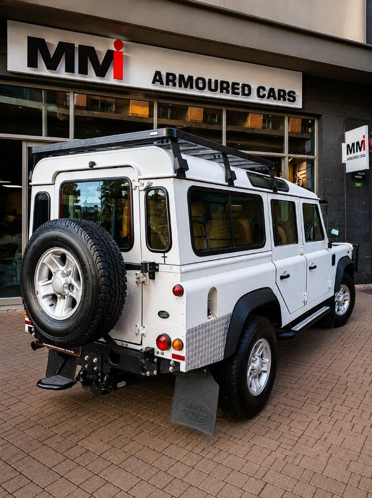 2014 Land Rover Defender 110 TD Station Wagon S image 4