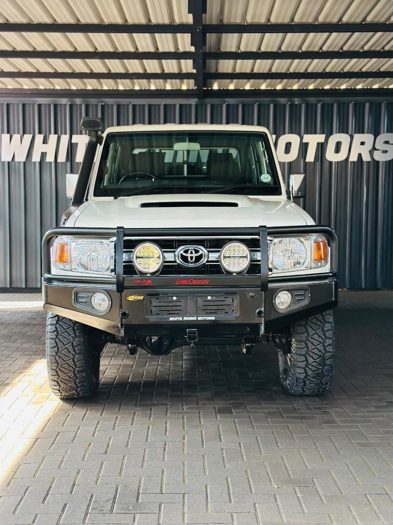 Toyota Land Cruiser 79 4.5D-4D LX V8 Double Cab White Rhino Motors