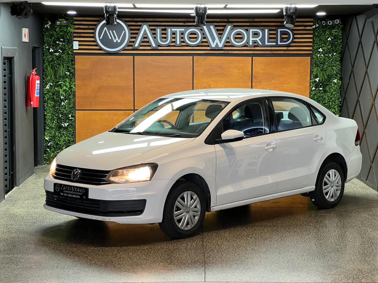 Volkswagen Polo Sedan 1.4 Trendline Autoworld Exotic