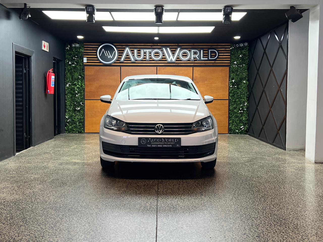Volkswagen Polo Sedan 1.4 Trendline Autoworld Exotic