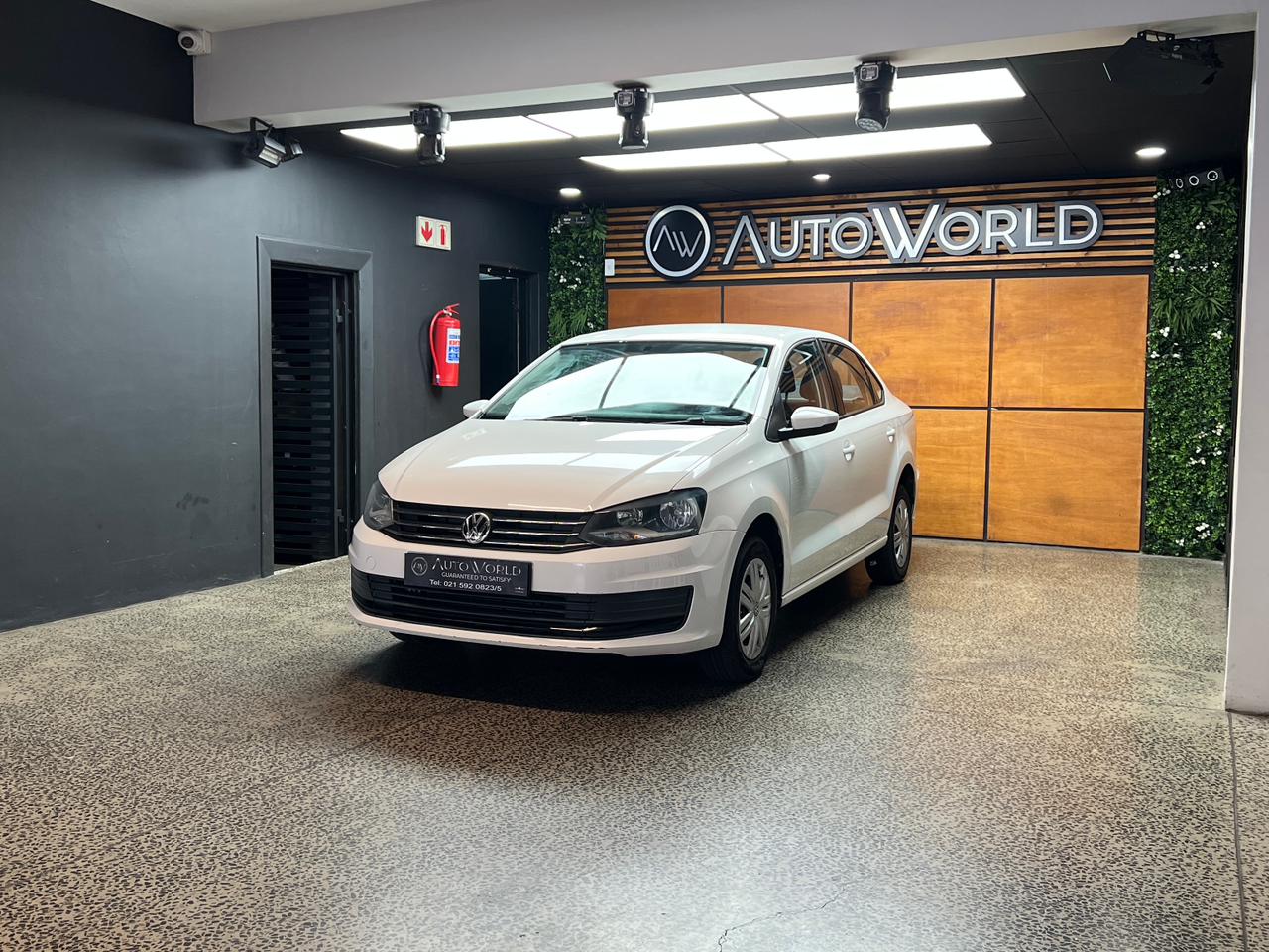 Volkswagen Polo Sedan 1.4 Trendline Autoworld Exotic
