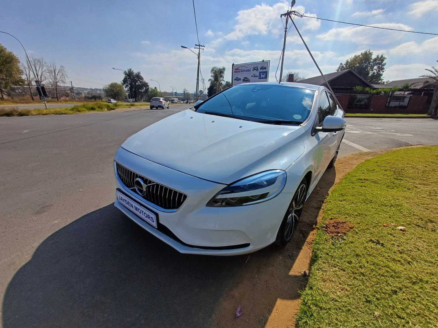 Volvo V40 D2 R-Design Jayden Motors