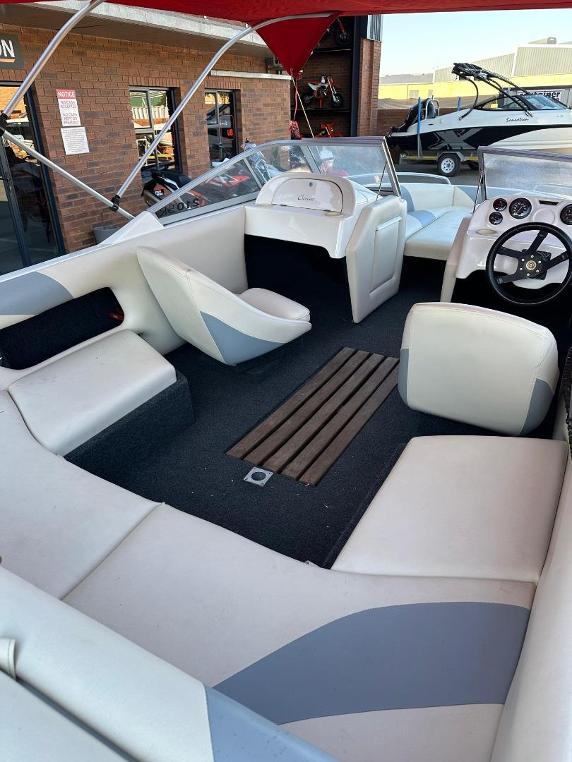 MALLARDS CLASSIC 210 WITH MERCURY 200HP EFI 2 STROKE MOTOR UB Leisure