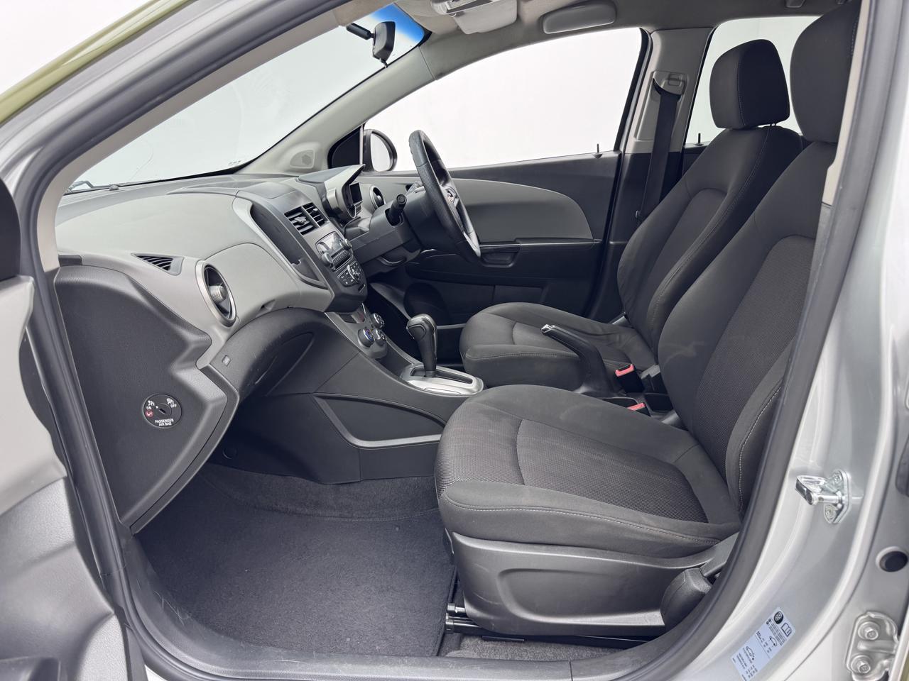 Chevrolet Sonic Sedan 1.6 LS Auto EBK Diagonal Street