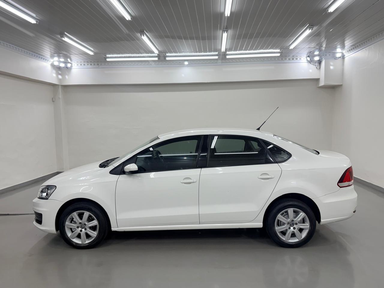 Volkswagen Polo Sedan 1.4 Trendline Auto Addicts