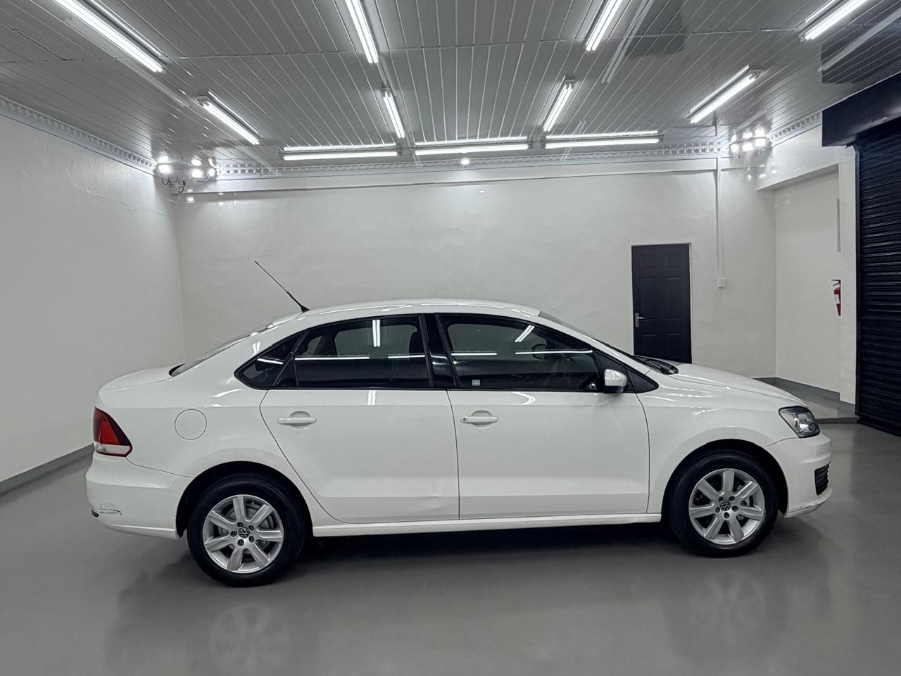 Volkswagen Polo Sedan 1.4 Trendline Auto Addicts