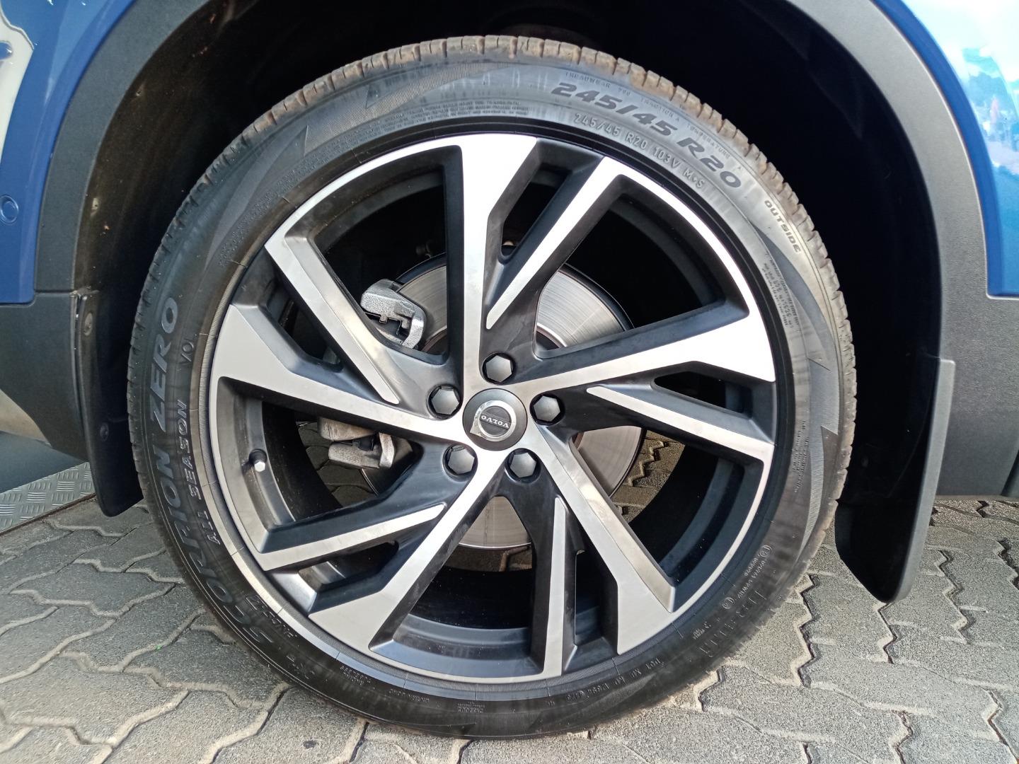Volvo XC40 D4 AWD R-Design BMW Montana