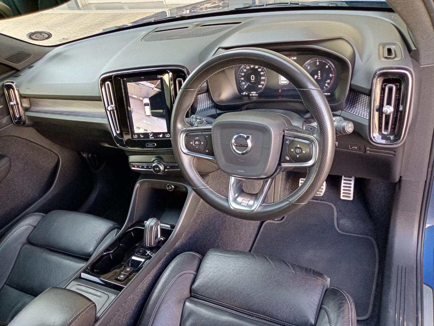 Volvo XC40 D4 AWD R-Design BMW Montana