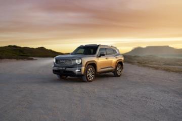 Which new Chinese compact SUVs feature seamless wireless Apple CarPlay vs laggy cable setups?