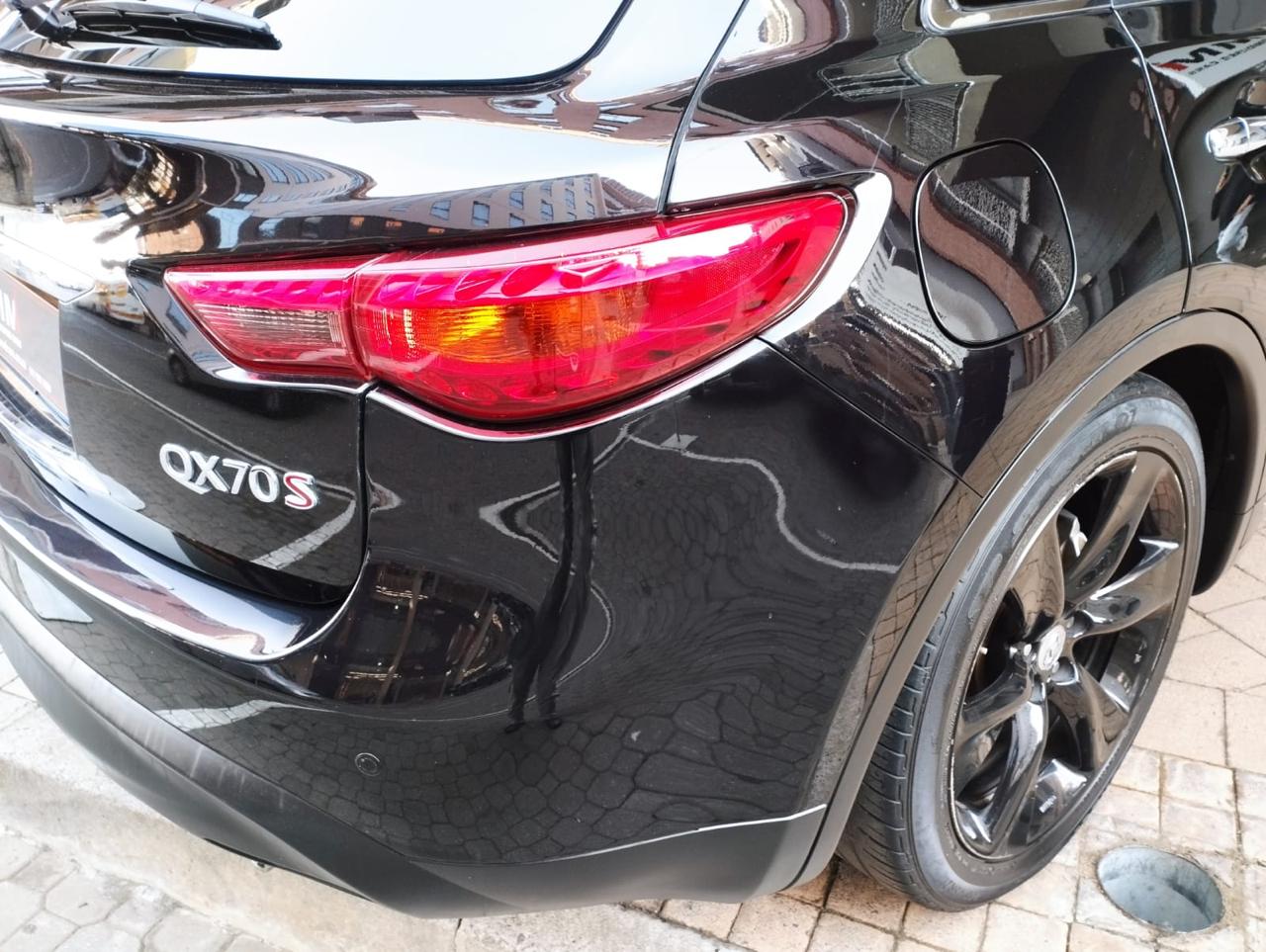 2016 Infiniti QX70 5.0 S Premium image 3