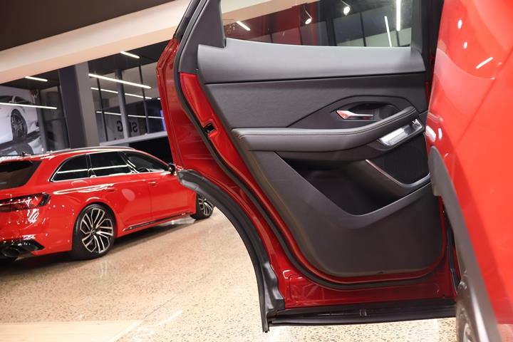 Jaguar E-Pace D180 AWD R-Dynamic SE The SMG Collection