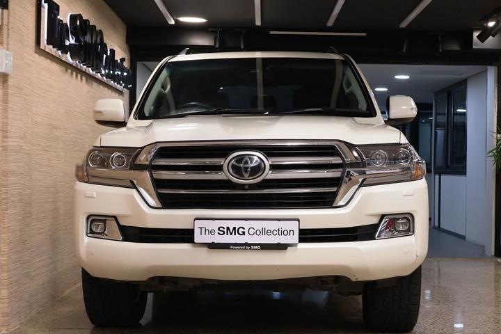 Toyota Land Cruiser 200 4.5D-4D V8 VX-R The SMG Collection