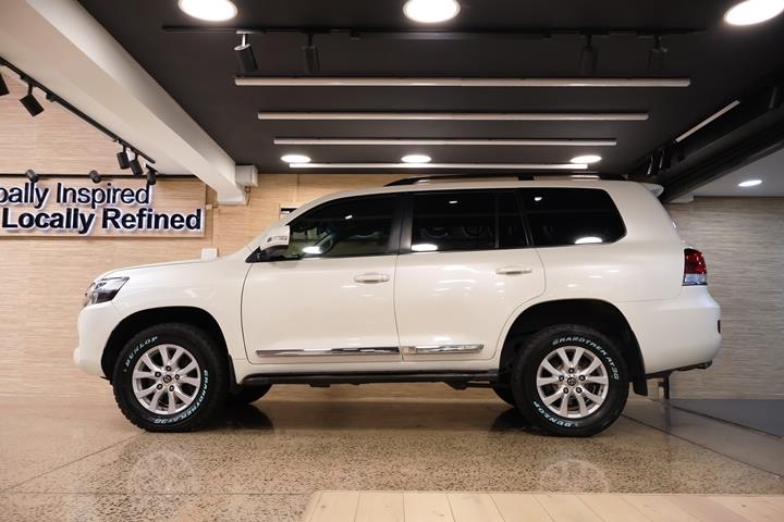 Toyota Land Cruiser 200 4.5D-4D V8 VX-R The SMG Collection