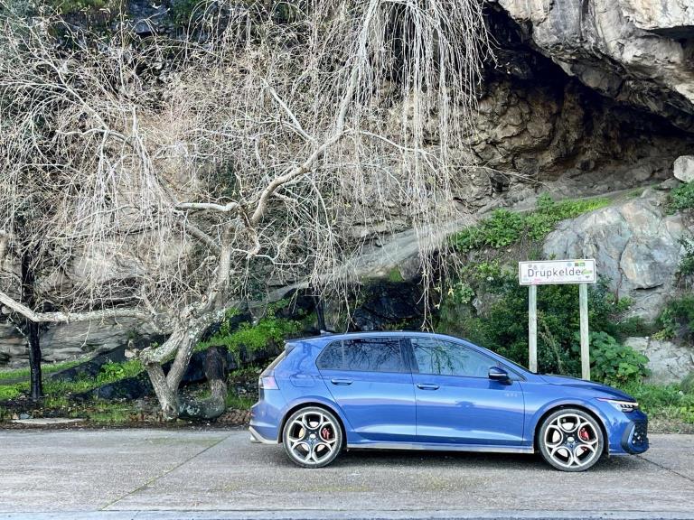 The GTI at the Drupkelder signpost on the Tradouwspass.