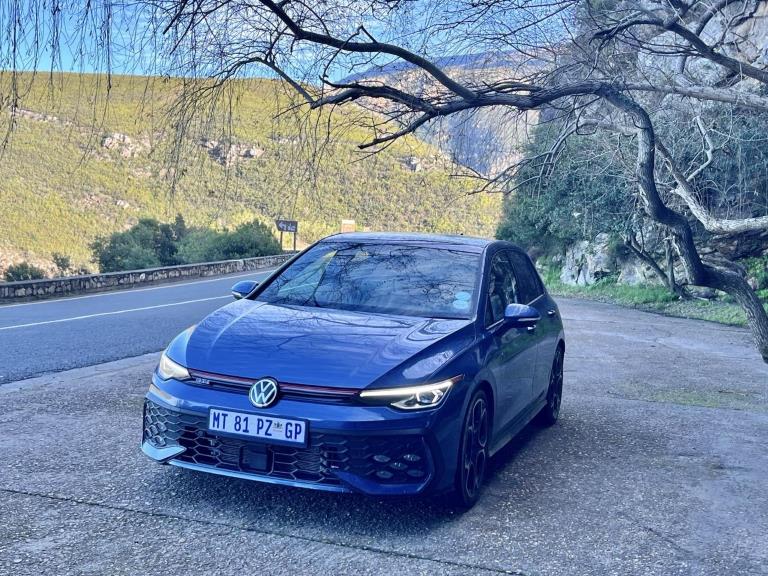 Front-three quarter view of the Golf GTI on Tradouws Pass.