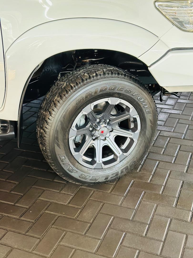 Toyota Hilux 3.0D-4D double cab 4x4 Raider White Rhino Motors