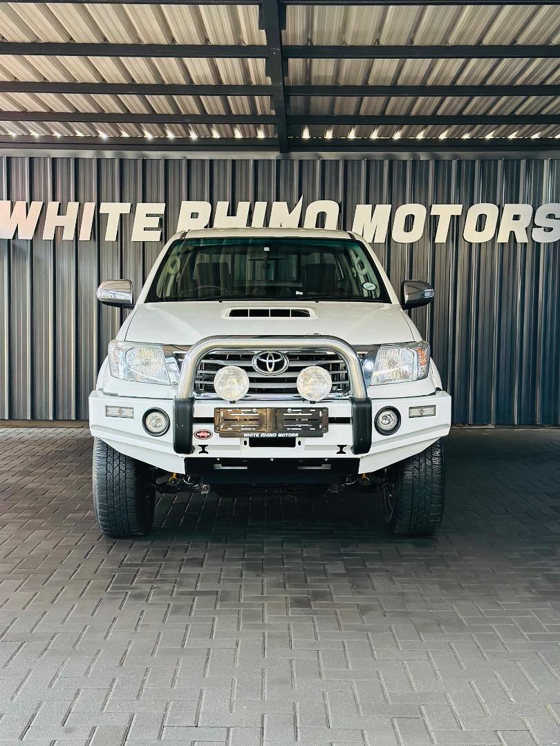 Toyota Hilux 3.0D-4D double cab 4x4 Raider White Rhino Motors